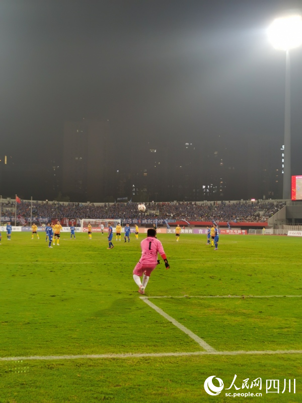 遂宁队门将开大脚。人民网 罗昱摄