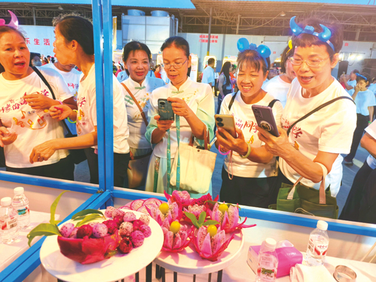 火龙“果王”展采用艺术花雕的形式向游客展示火龙果等特色水果。记者赵金玲摄