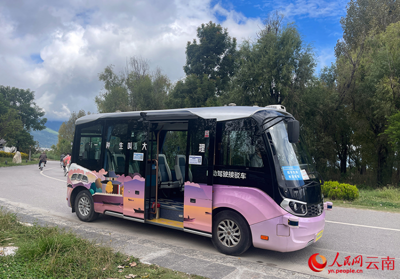 洱海边生态廊道行驶的自动驾驶接驳车。人民网记者-程浩摄