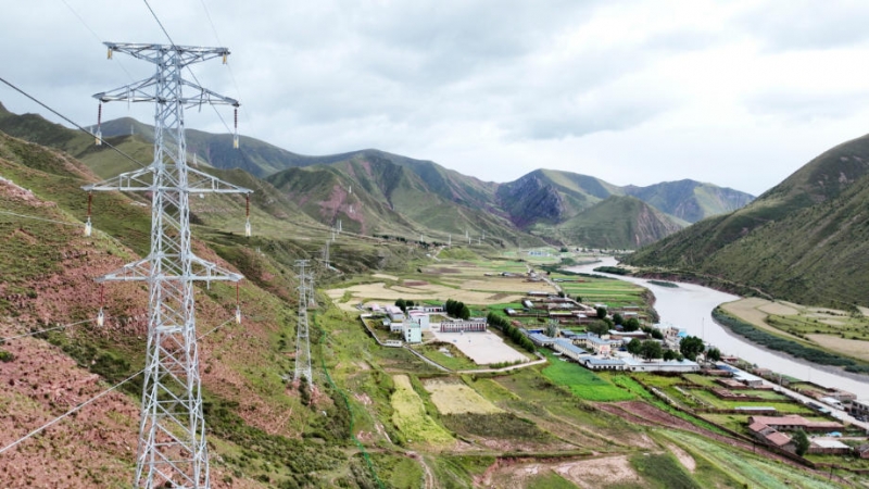 110千伏吉尼赛输电线路穿越高山雪山抵达青海囊谦县吉尼塞乡。王国栋摄