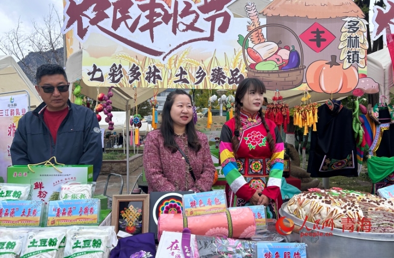 各乡镇的农特产品展区。人民网记者 甘海琼摄