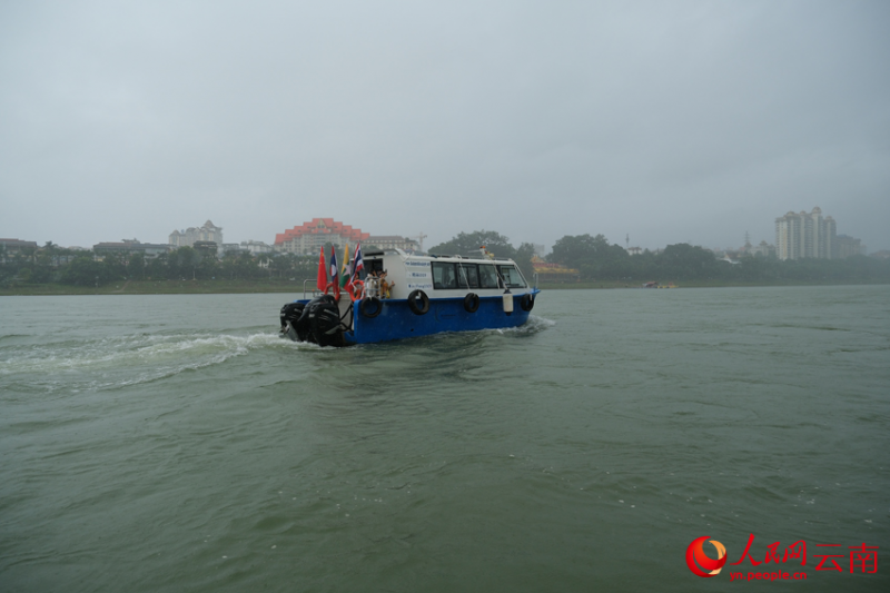 搭载着12名跨境游旅客的西双版纳澜沧江・湄公河国际旅游航运船舶从景洪港启航。人民网-曾智慧摄