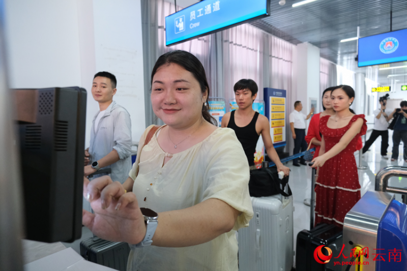 游客正在西双版纳关累口岸过关。人民网-曾智慧摄