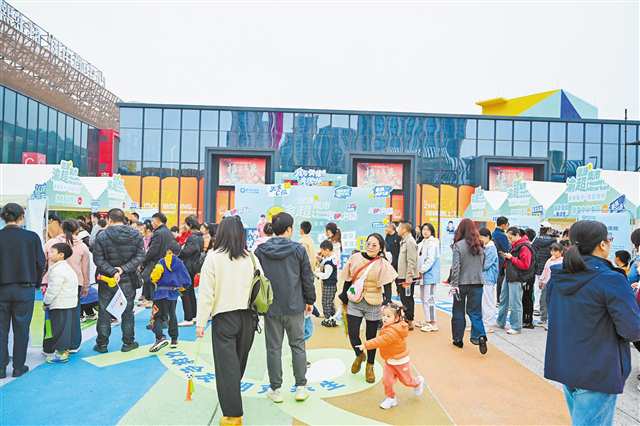 十一月十六日，重庆健康集市“渝超”专场开市。（主办方供图）