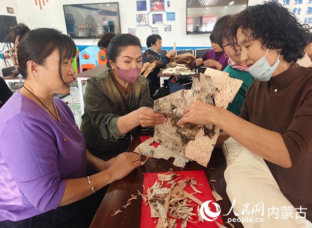 树皮画传承人李艳红教学中。受访者供图